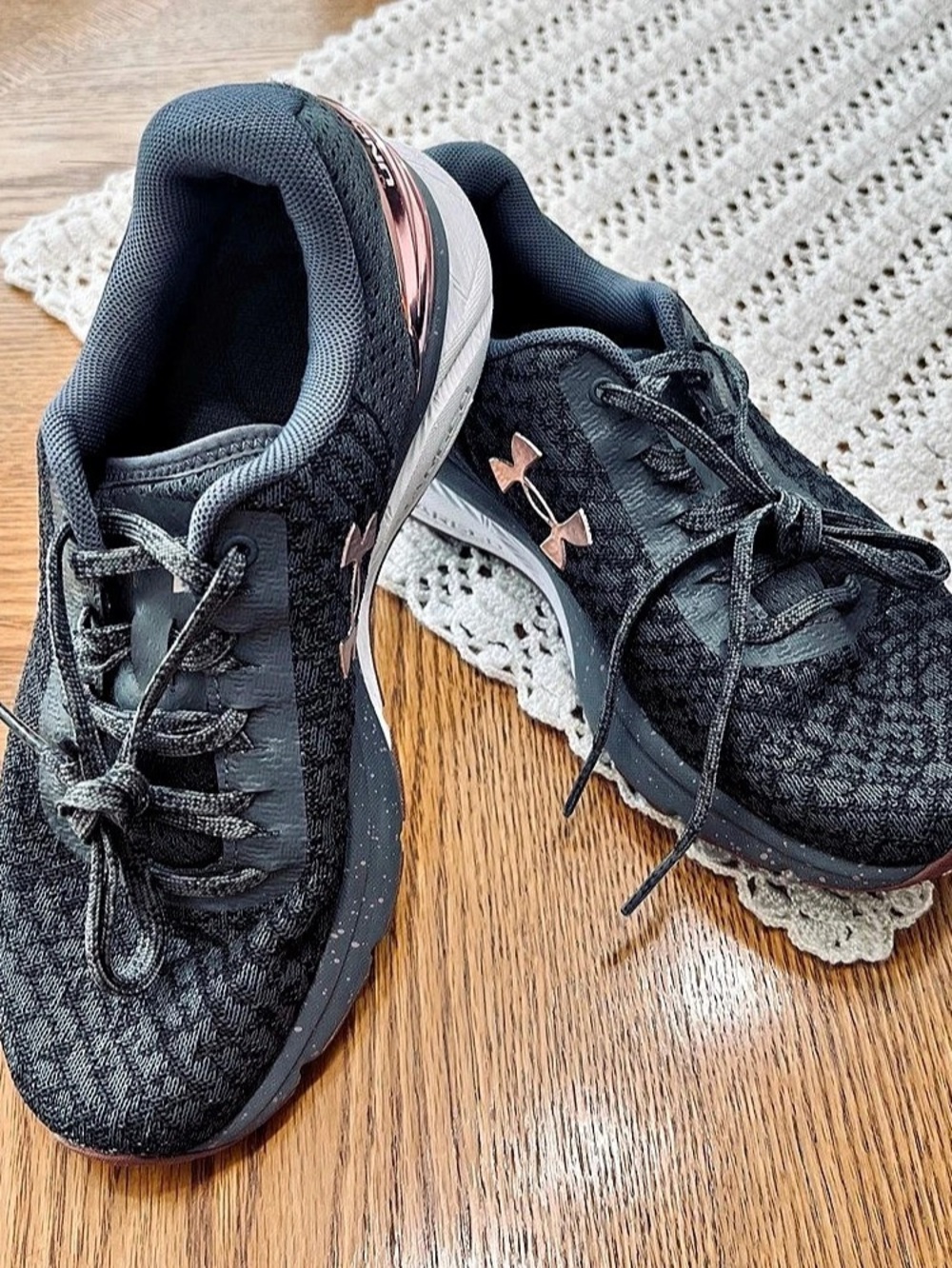 Under Armour Charged Rogue Women's Athletic Shoes US 6. Gray & Pink